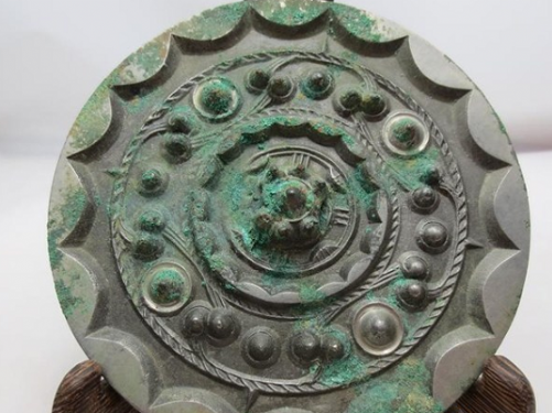 西漢青銅鏡背紋飾初探—以洛陽風格發展的趨勢為例